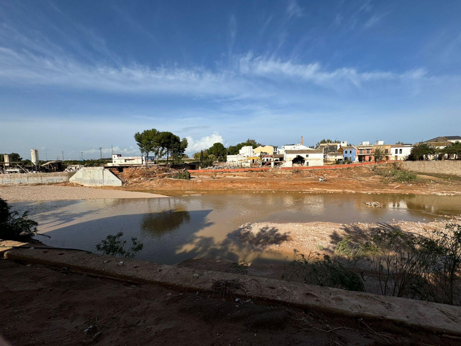 La odisea de encontrar comida y agua en los municipios arrasados por la DANA