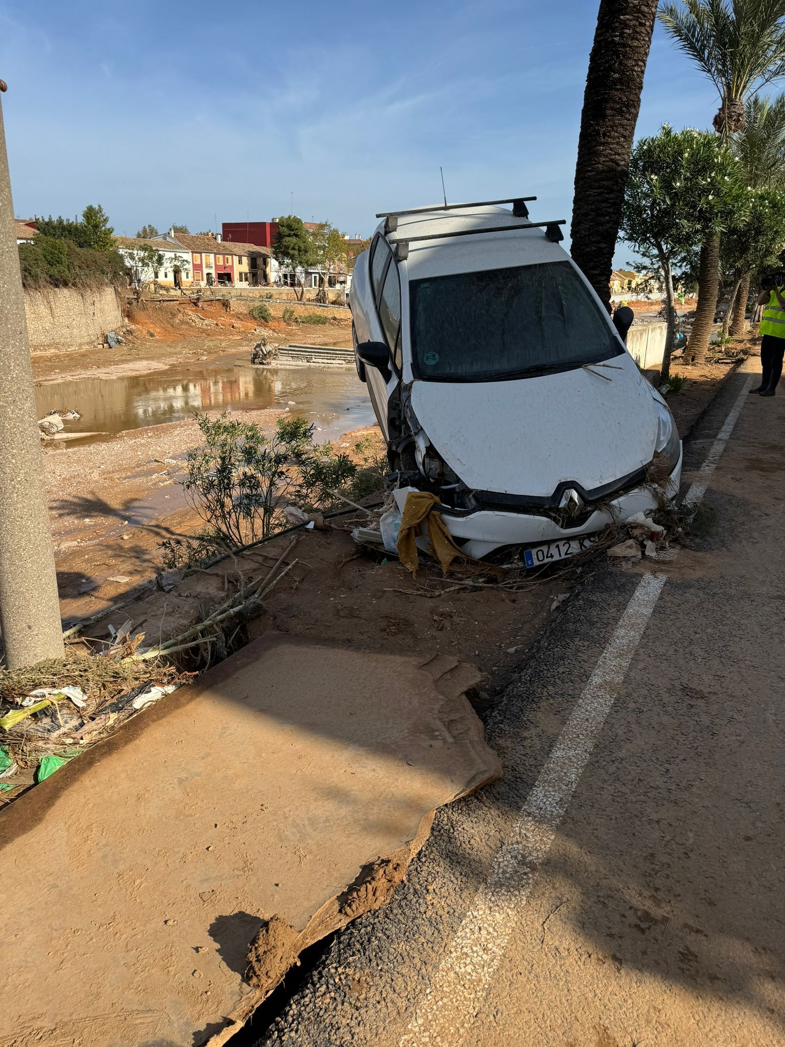 La odisea de encontrar comida y agua en los municipios arrasados por la DANA