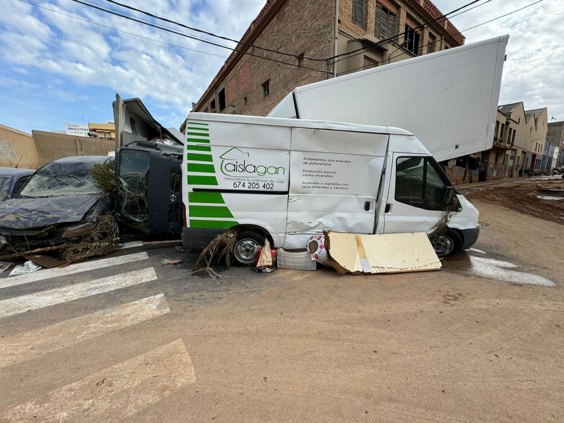 La odisea de encontrar comida y agua en los municipios arrasados por la DANA