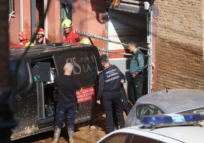 El garaje donde se han encontrado los cuerpos de siete vecinos.