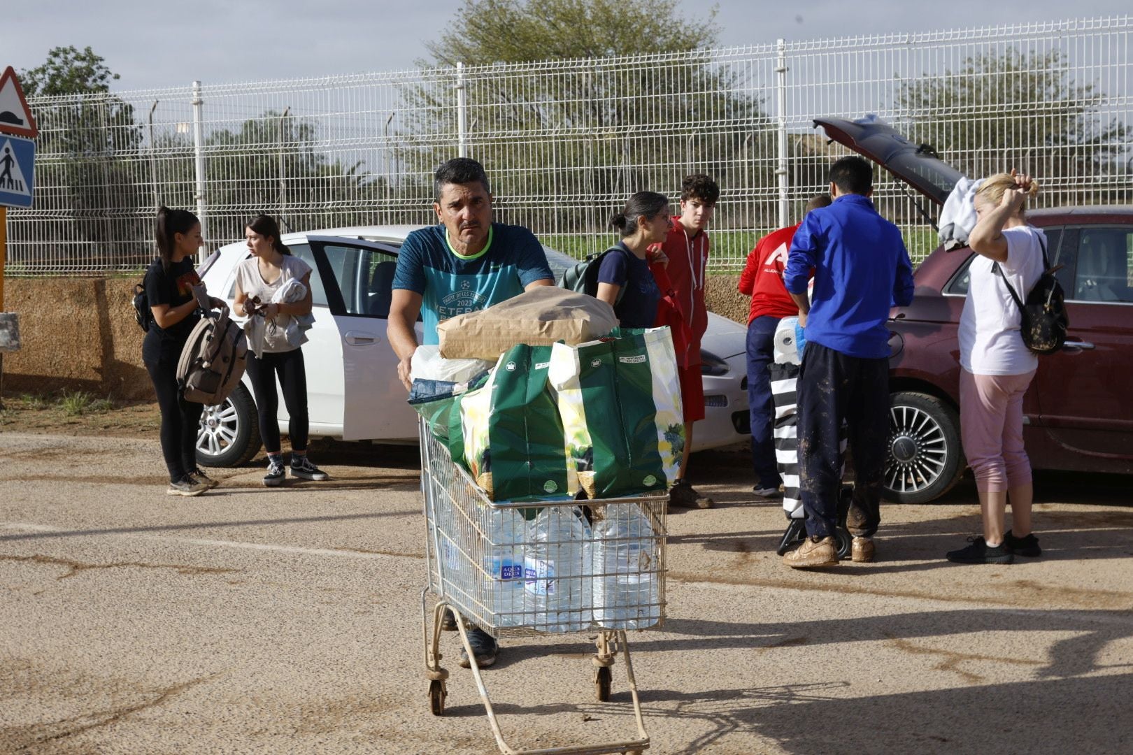 La odisea de encontrar comida y agua en los municipios arrasados por la DANA