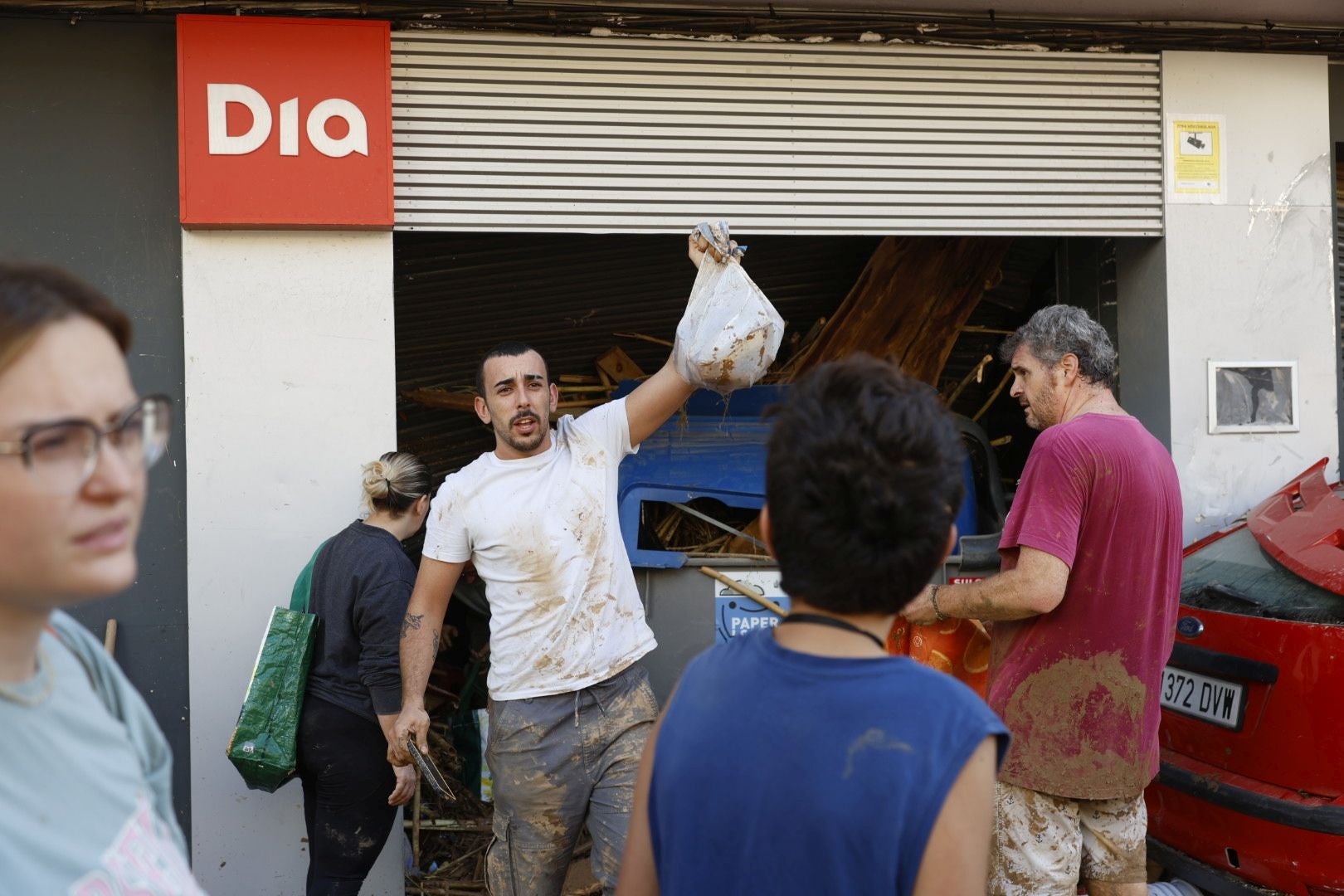 La odisea de encontrar comida y agua en los municipios arrasados por la DANA