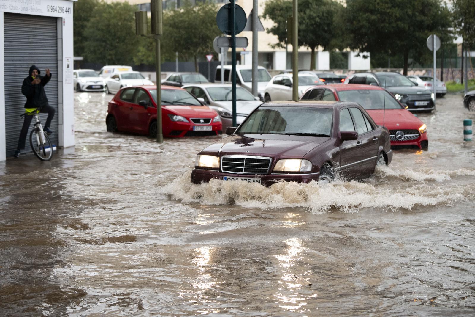 Aspecto de la Avenida Casalduch de Castellón de la Plana anegada por las aguas