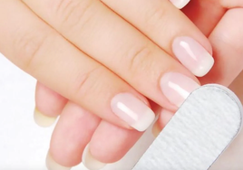 Uñas con rayas: ¿Qué significan?