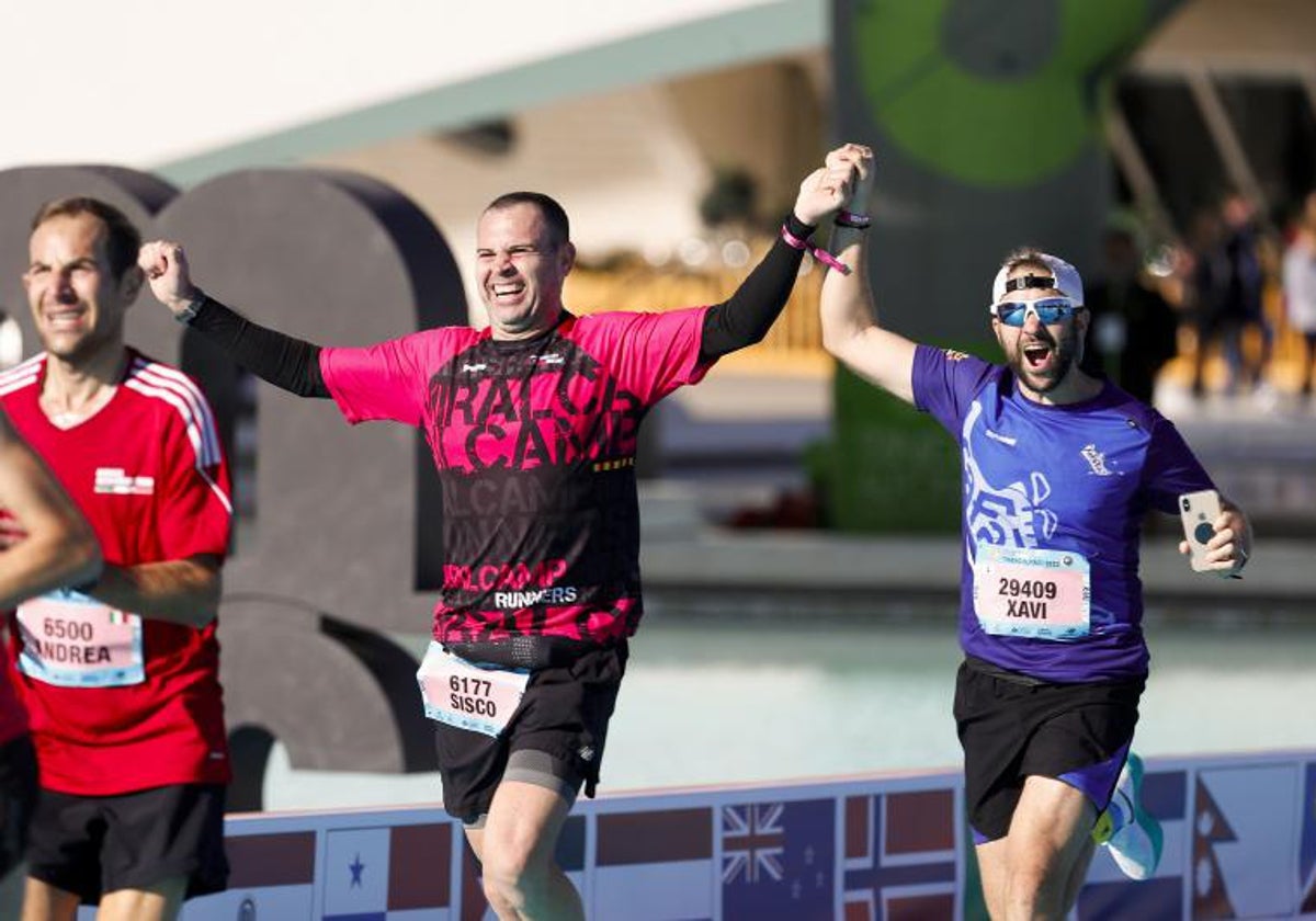 Dos amigos, eufóricos al alcanzar la meta del Maratón Valencia del año pasado.