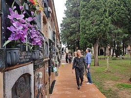 Vecinos de Guadassuar en el cementerio.