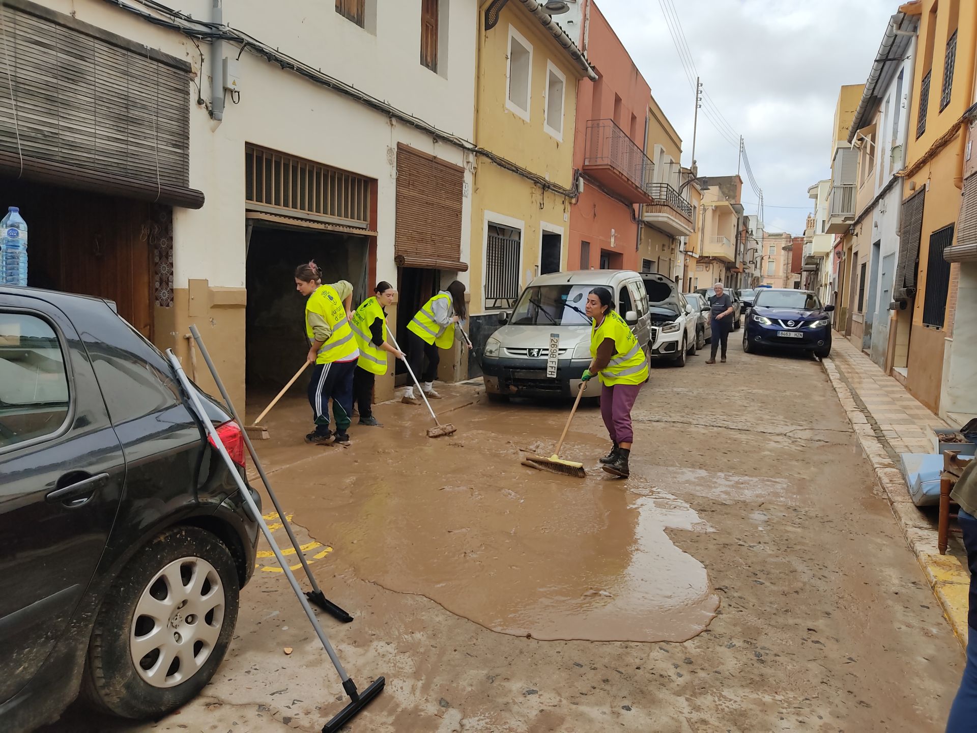 Vecinas de Alberic retirando barro en Guadassuar.