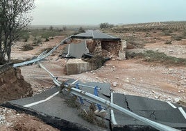 Estado de un tramo de la carretera N-330.