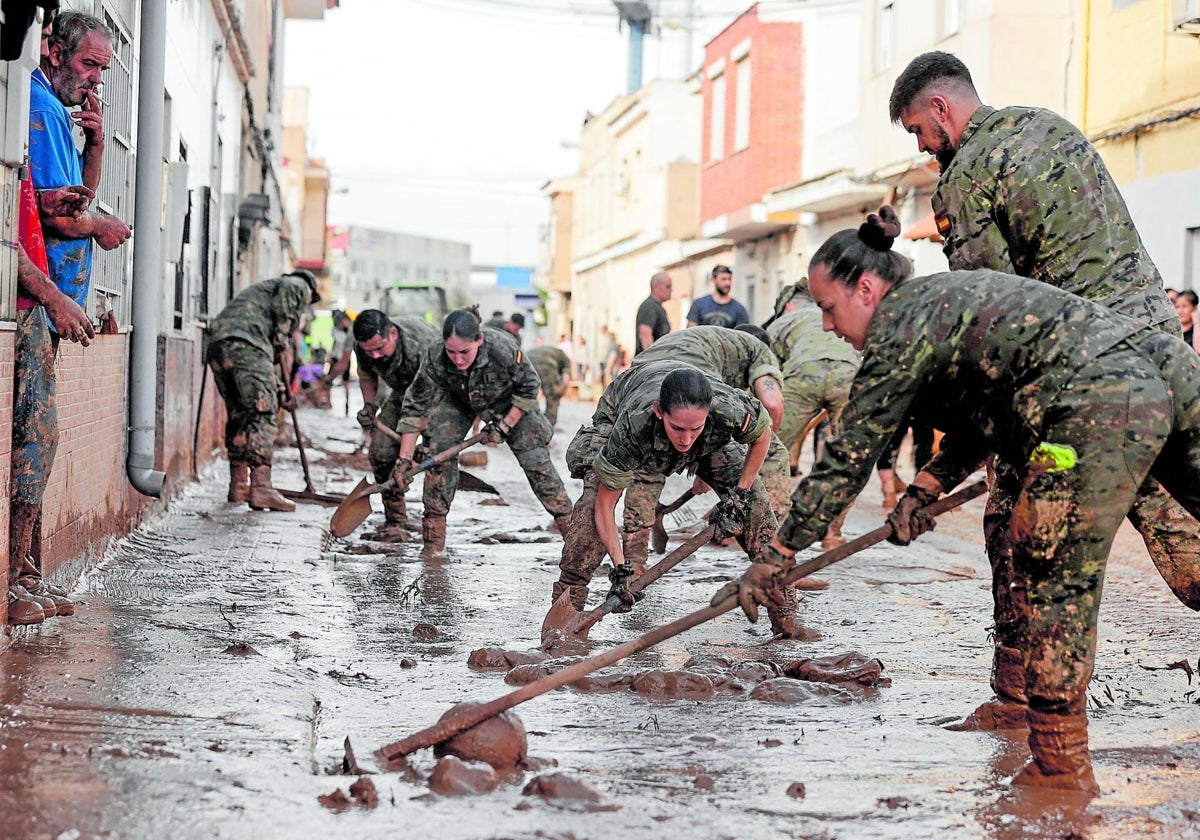 Militares de refuerzo desplegados en Ribarroja.