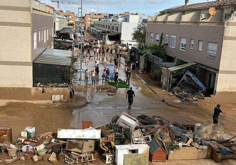 Enseres destrozados en una calle de de Massanassa.