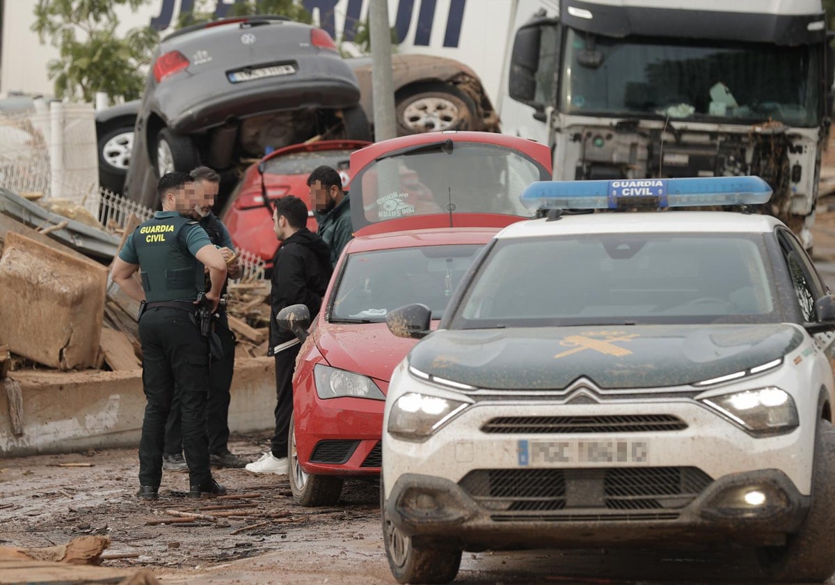 La Guardia Civil identifica a un hombre en el polígono industrial de Ribarroja.