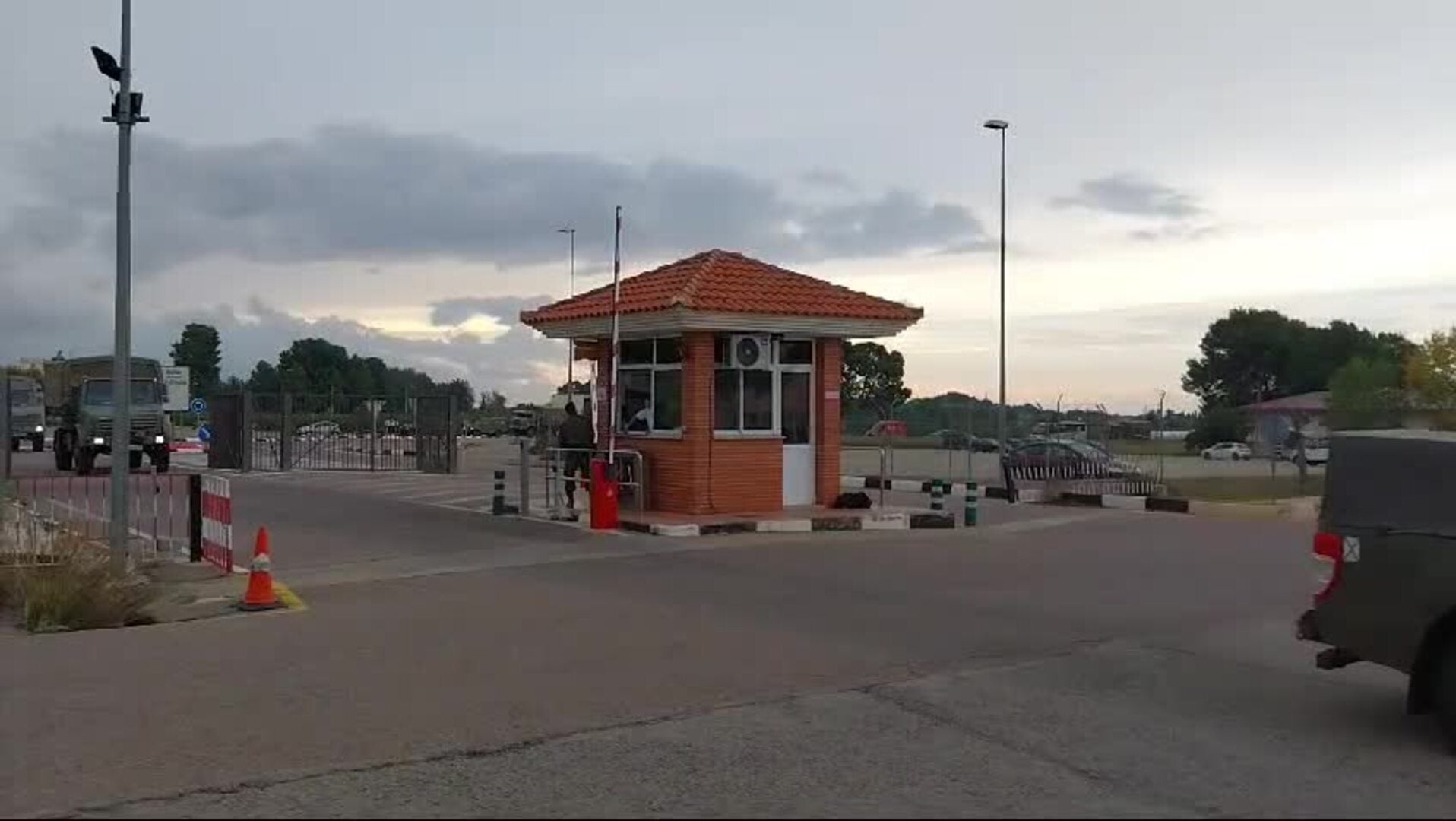 Vehículos del Ejército saliendo de la Base Militar Jaime I de Bétera