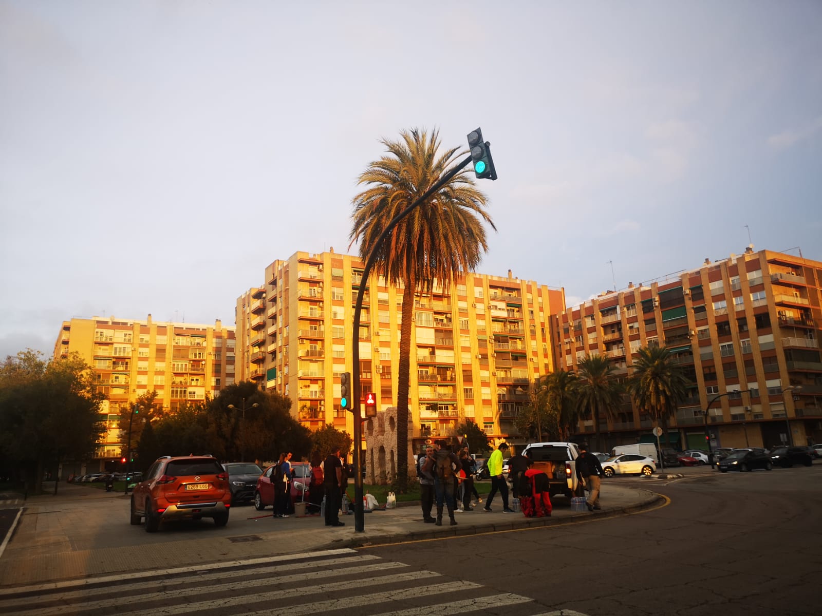 Fotos de la oleada de solidaridad: los valencianos acuden en masa a ayudar a los afectados por la DANA