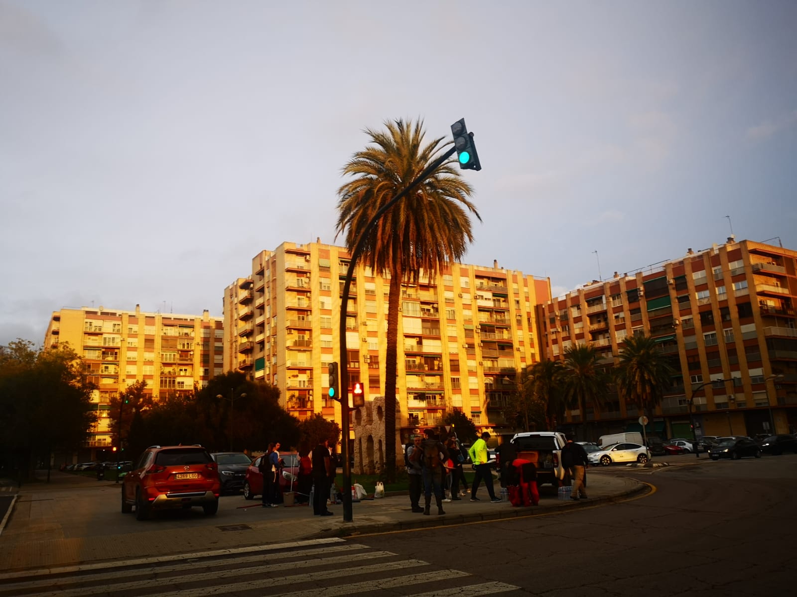 Fotos de la oleada de solidaridad: los valencianos acuden en masa a ayudar a los afectados por la DANA