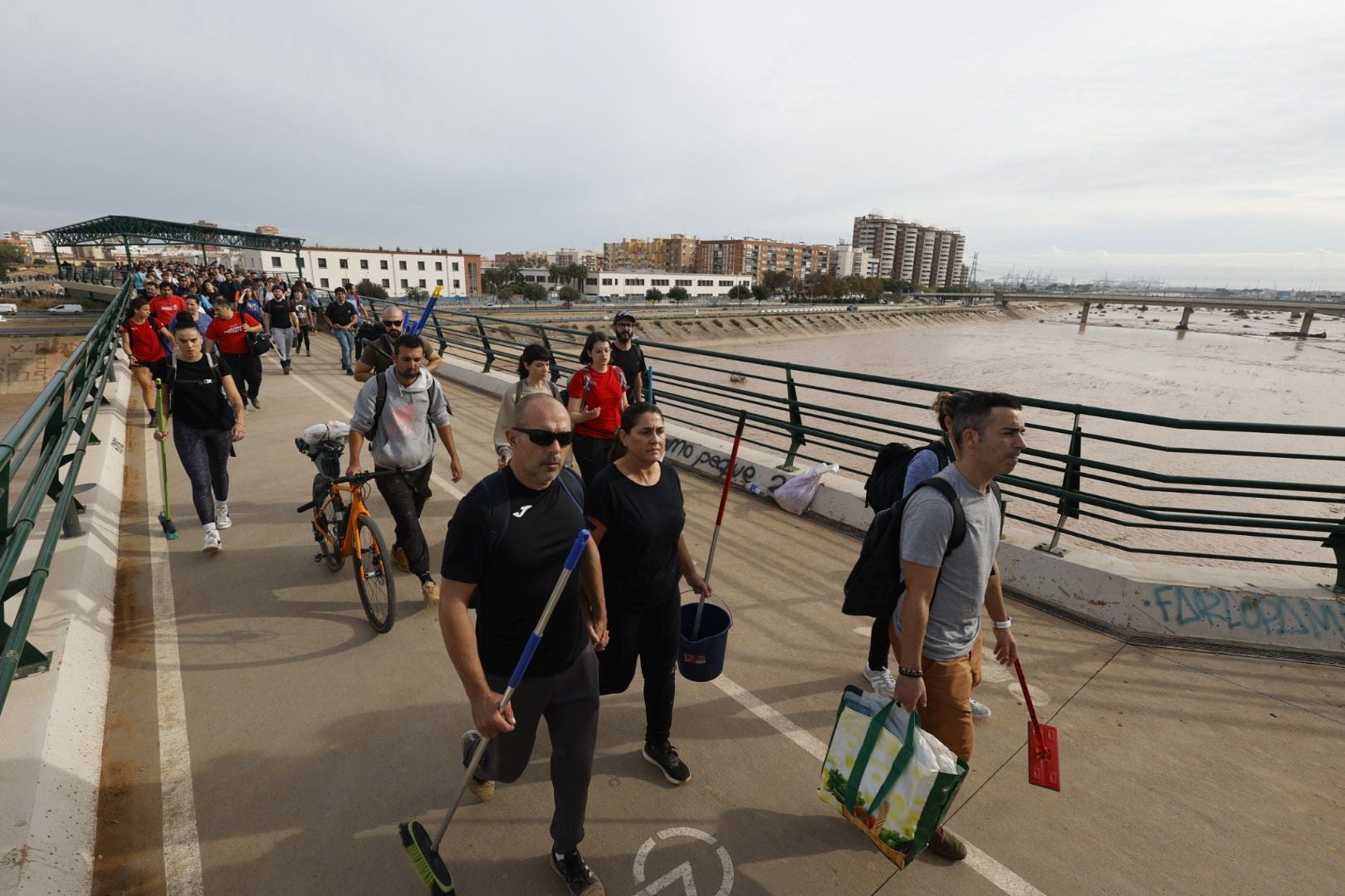 Fotos de la oleada de solidaridad: los valencianos acuden en masa a ayudar a los afectados por la DANA