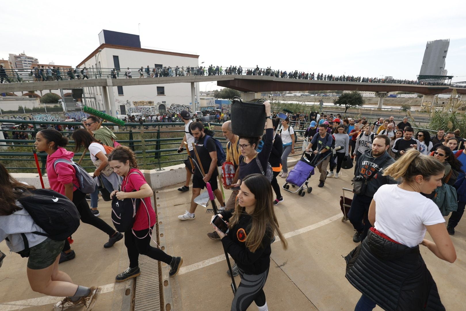 Fotos de la oleada de solidaridad: los valencianos acuden en masa a ayudar a los afectados por la DANA