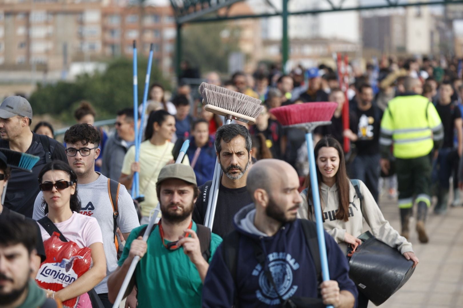 Fotos de la oleada de solidaridad: los valencianos acuden en masa a ayudar a los afectados por la DANA