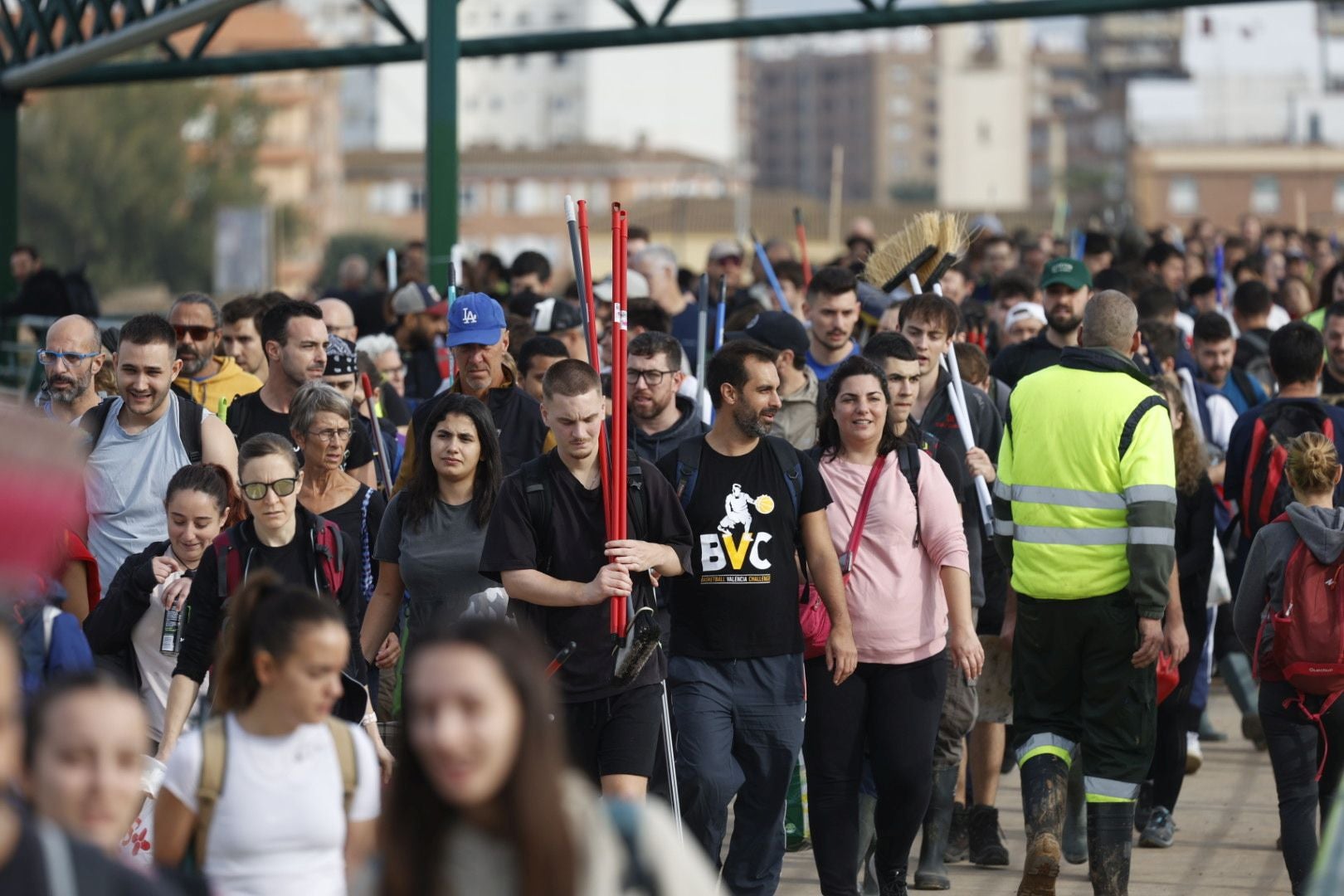 Fotos de la oleada de solidaridad: los valencianos acuden en masa a ayudar a los afectados por la DANA