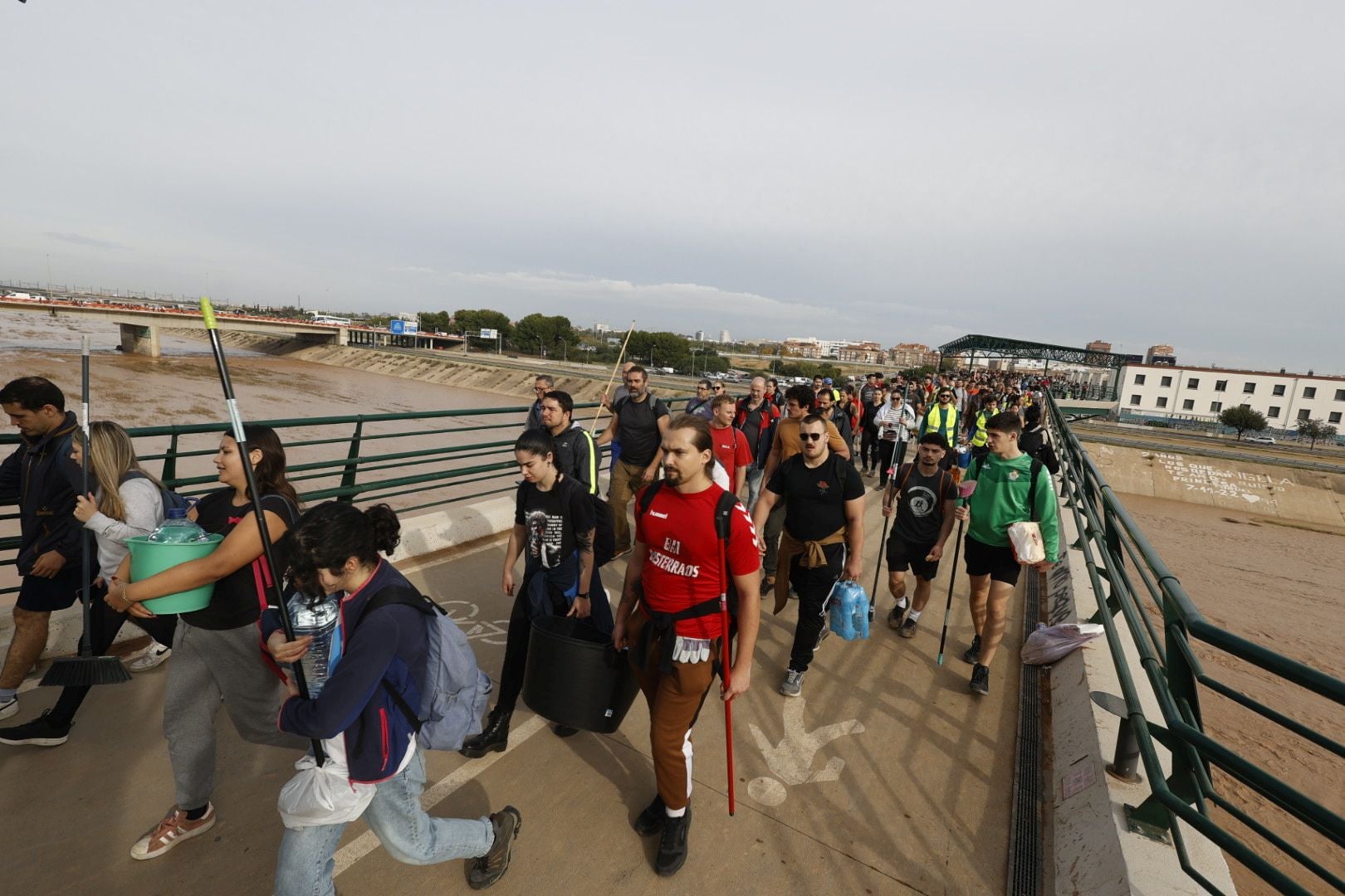 Fotos de la oleada de solidaridad: los valencianos acuden en masa a ayudar a los afectados por la DANA