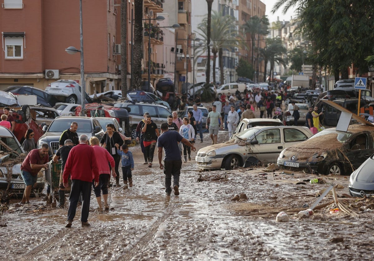 Edificios en una calle de Paiporta devastada por la DANA.