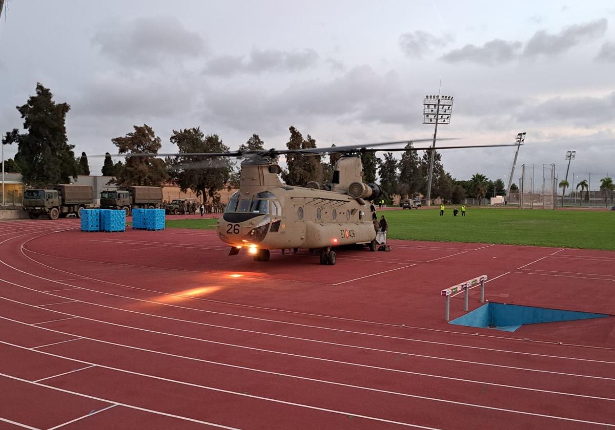 Los helicópteros Chinook del Ejército aterrizan en Torrent con provisiones para los vecinos