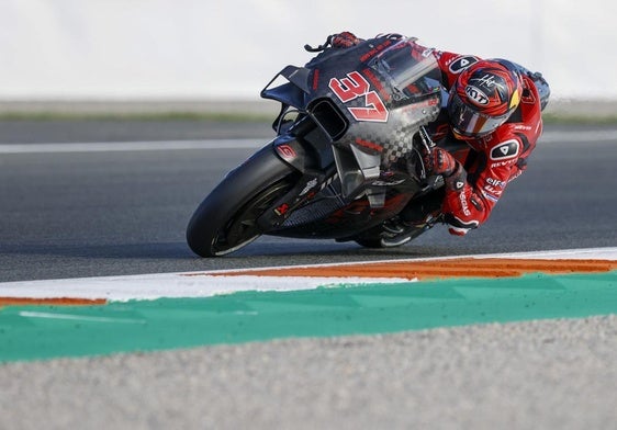 Un piloto entrena en el circuito de Cheste.