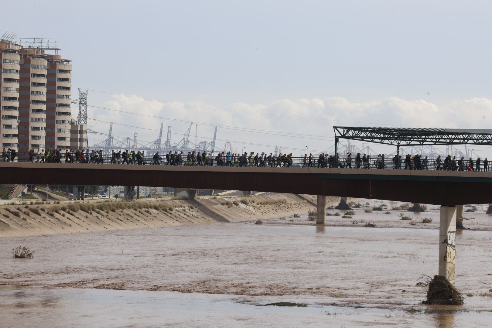 Fotos de la oleada de solidaridad: los valencianos acuden en masa a ayudar a los afectados por la DANA