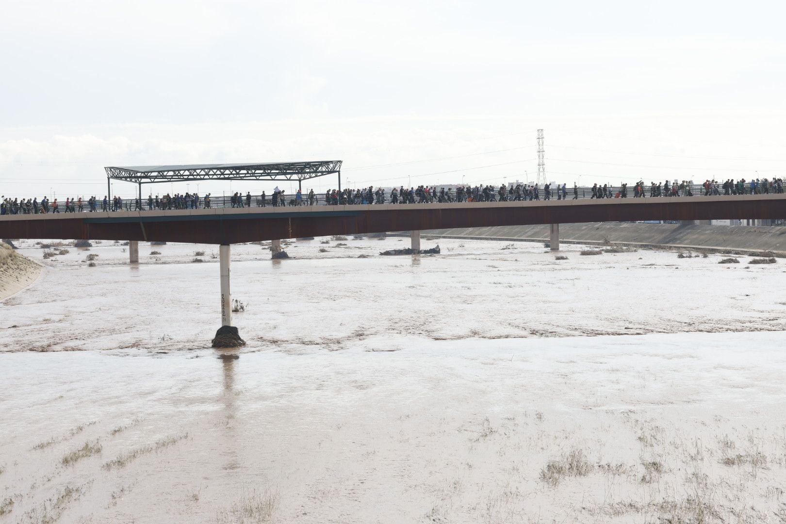 Fotos de la oleada de solidaridad: los valencianos acuden en masa a ayudar a los afectados por la DANA