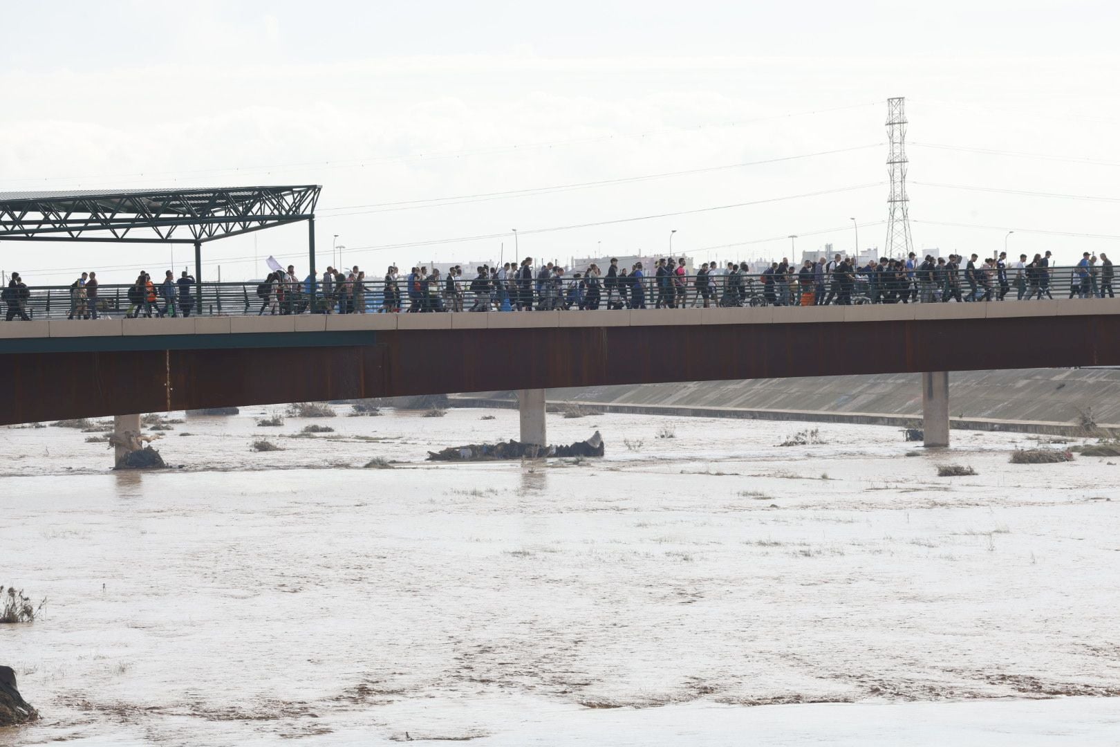 Fotos de la oleada de solidaridad: los valencianos acuden en masa a ayudar a los afectados por la DANA