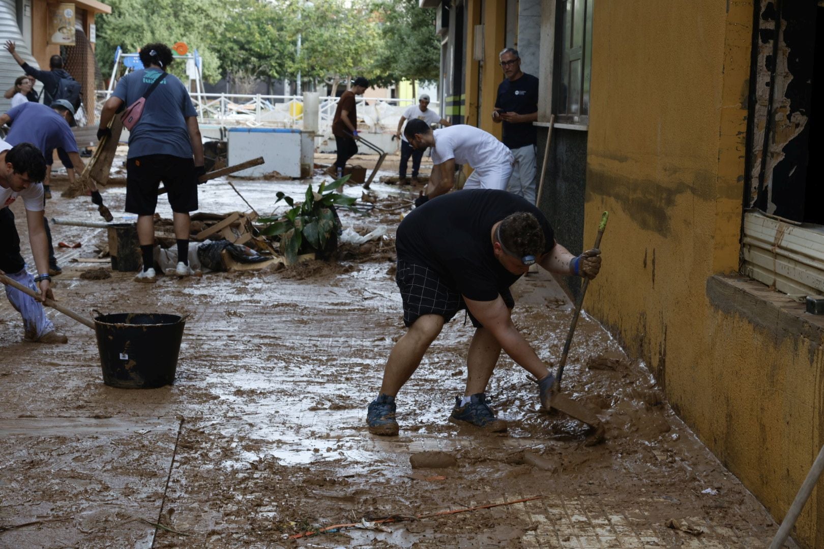 Fotos de la oleada de solidaridad: los valencianos acuden en masa a ayudar a los afectados por la DANA