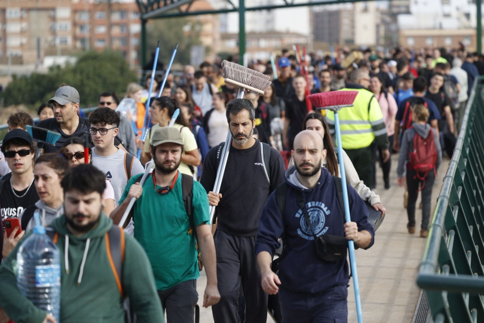 Fotos de la oleada de solidaridad: los valencianos acuden en masa a ayudar a los afectados por la DANA