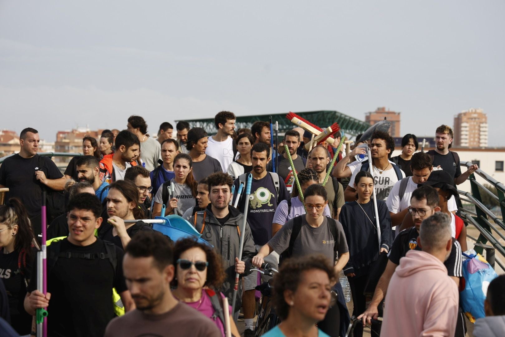 Fotos de la oleada de solidaridad: los valencianos acuden en masa a ayudar a los afectados por la DANA