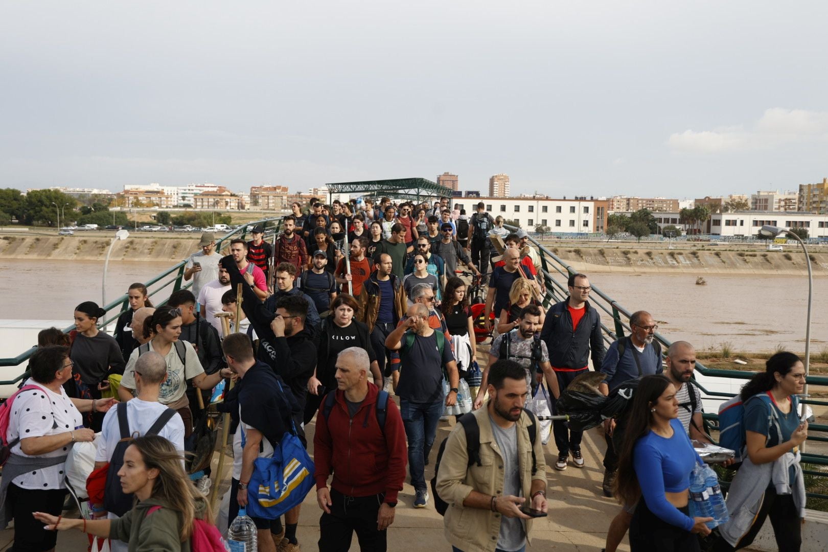 Fotos de la oleada de solidaridad: los valencianos acuden en masa a ayudar a los afectados por la DANA