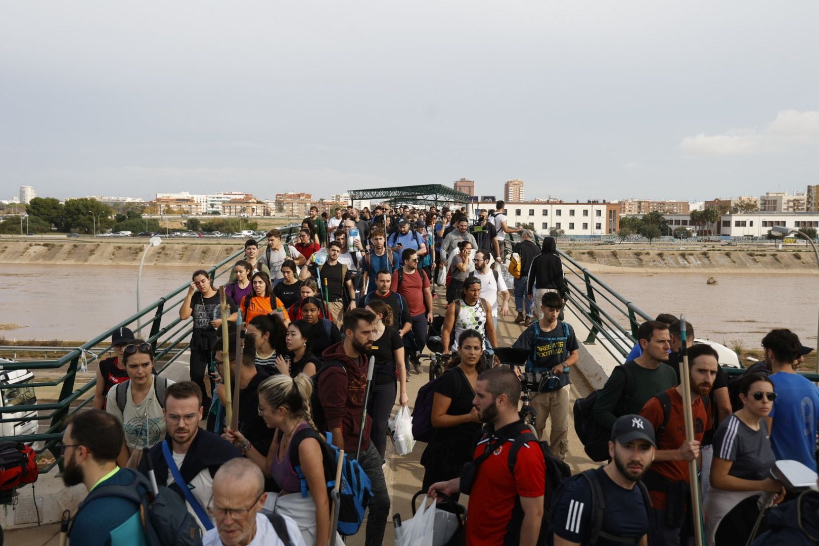 Fotos de la oleada de solidaridad: los valencianos acuden en masa a ayudar a los afectados por la DANA