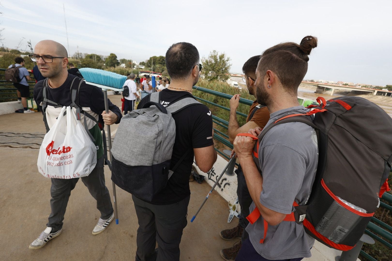 Fotos de la oleada de solidaridad: los valencianos acuden en masa a ayudar a los afectados por la DANA