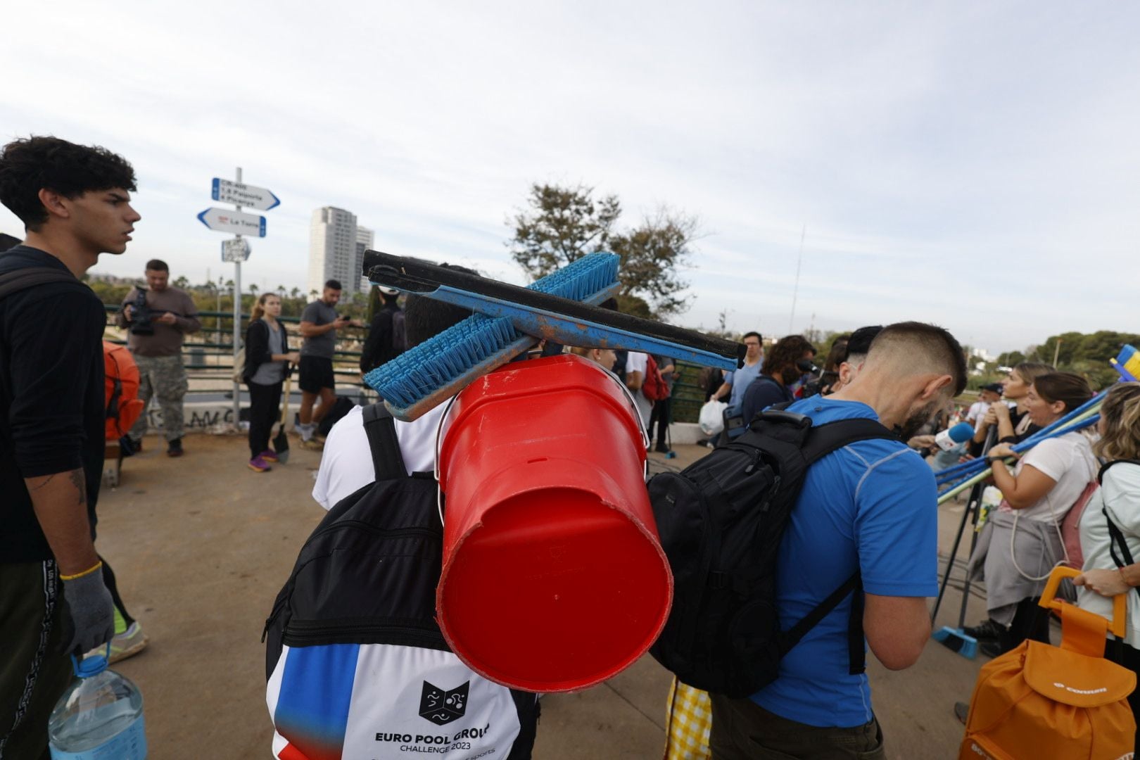 Fotos de la oleada de solidaridad: los valencianos acuden en masa a ayudar a los afectados por la DANA