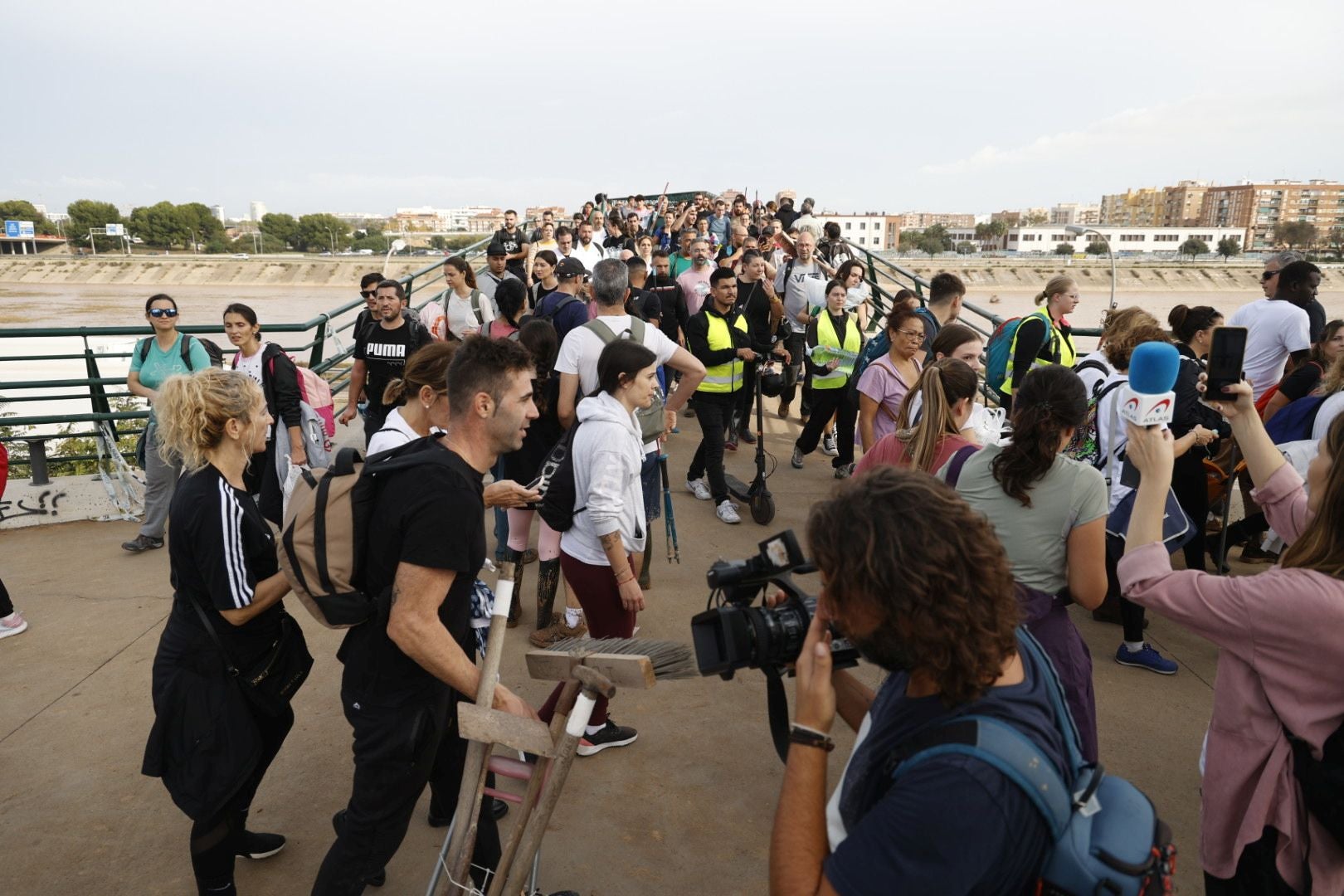 Fotos de la oleada de solidaridad: los valencianos acuden en masa a ayudar a los afectados por la DANA