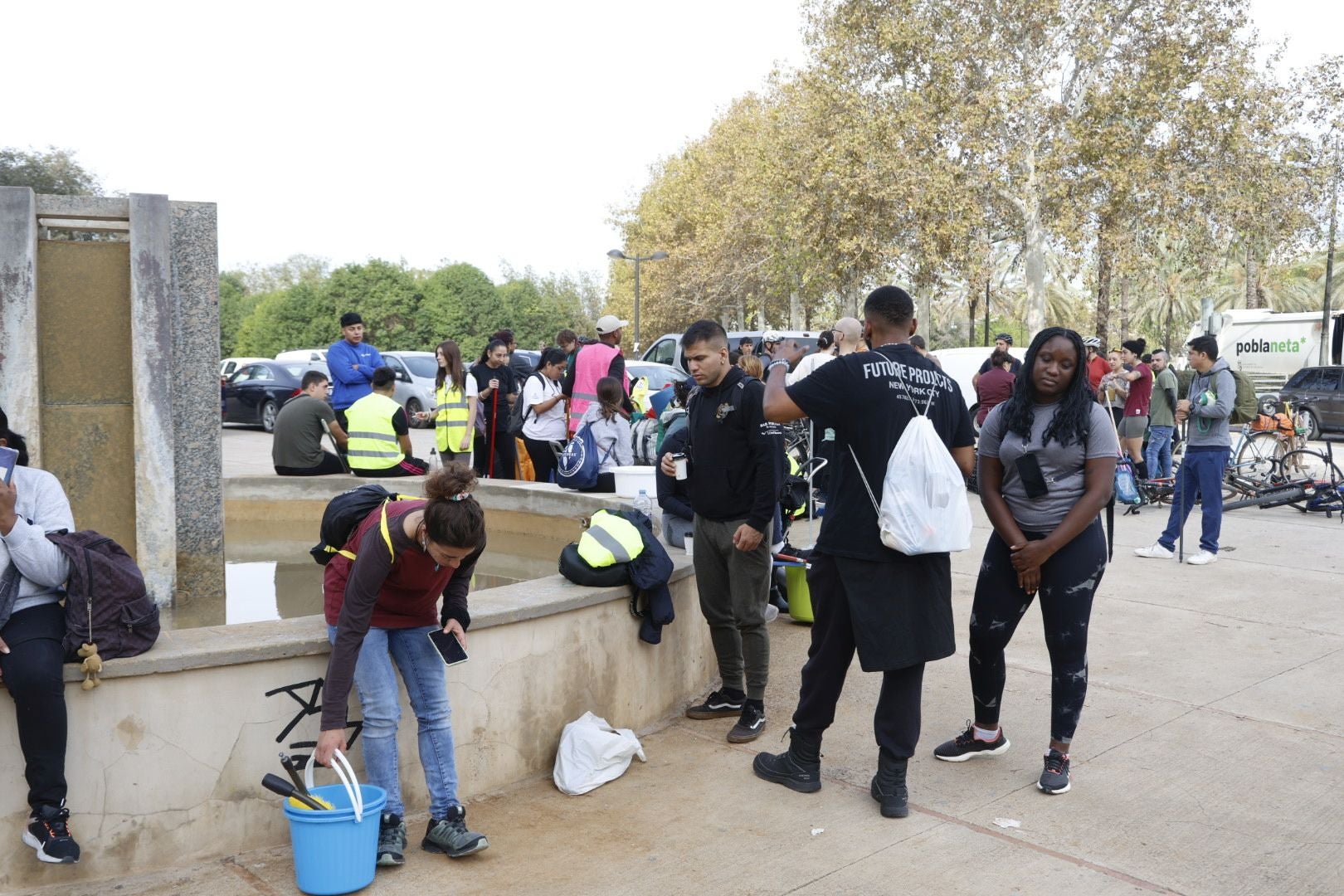 Fotos de la oleada de solidaridad: los valencianos acuden en masa a ayudar a los afectados por la DANA