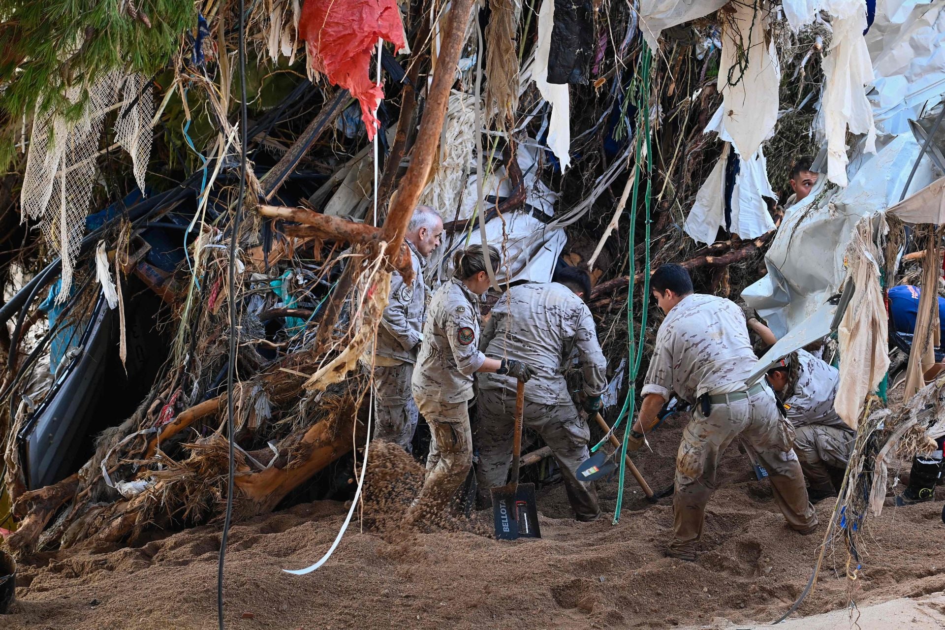 Los rescates continúan entre el barro en los pueblos afectados por la DANA