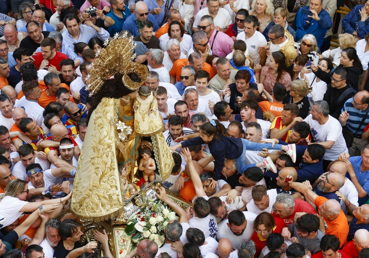 Imagen peregrina de la Virgen de los Desamparados en un traslado.