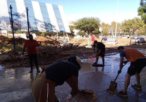 Imagen de los vecinos del barrio Vistabella de Picanya limpiando las calles.