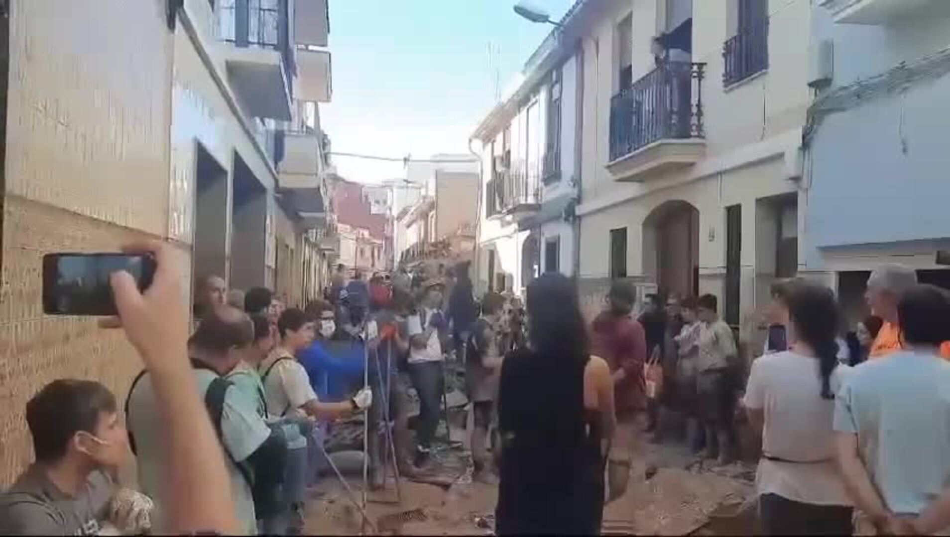 Voluntarios cantan el Himno Regional en Paiporta