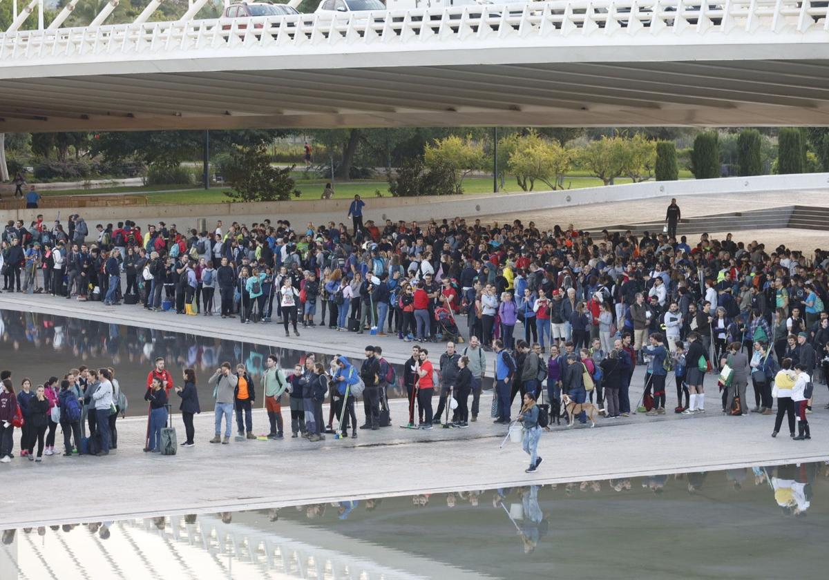 MIles de voluntarios en la Ciudad de las Artes y las Ciencias de Valencia.