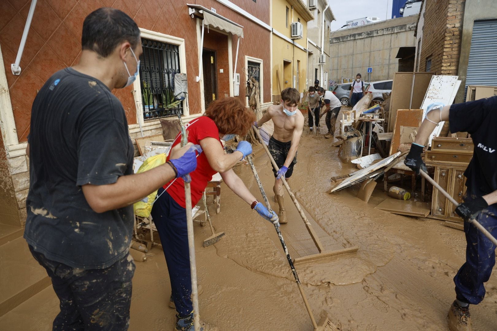 Los rescates continúan entre el barro en los pueblos afectados por la DANA