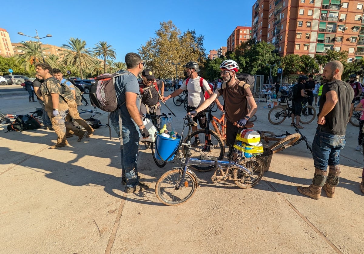 Clclistas a punto de salir de La Rambleta para entregar alimentos en las zonas afectadas.