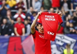 Budimir muestra una camiseta en recuerdo a los afectados por la DANA.