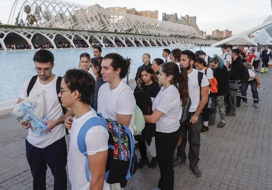 Miles de personas se presentan como voluntarios para ayudar a los damnificados por la DANA.