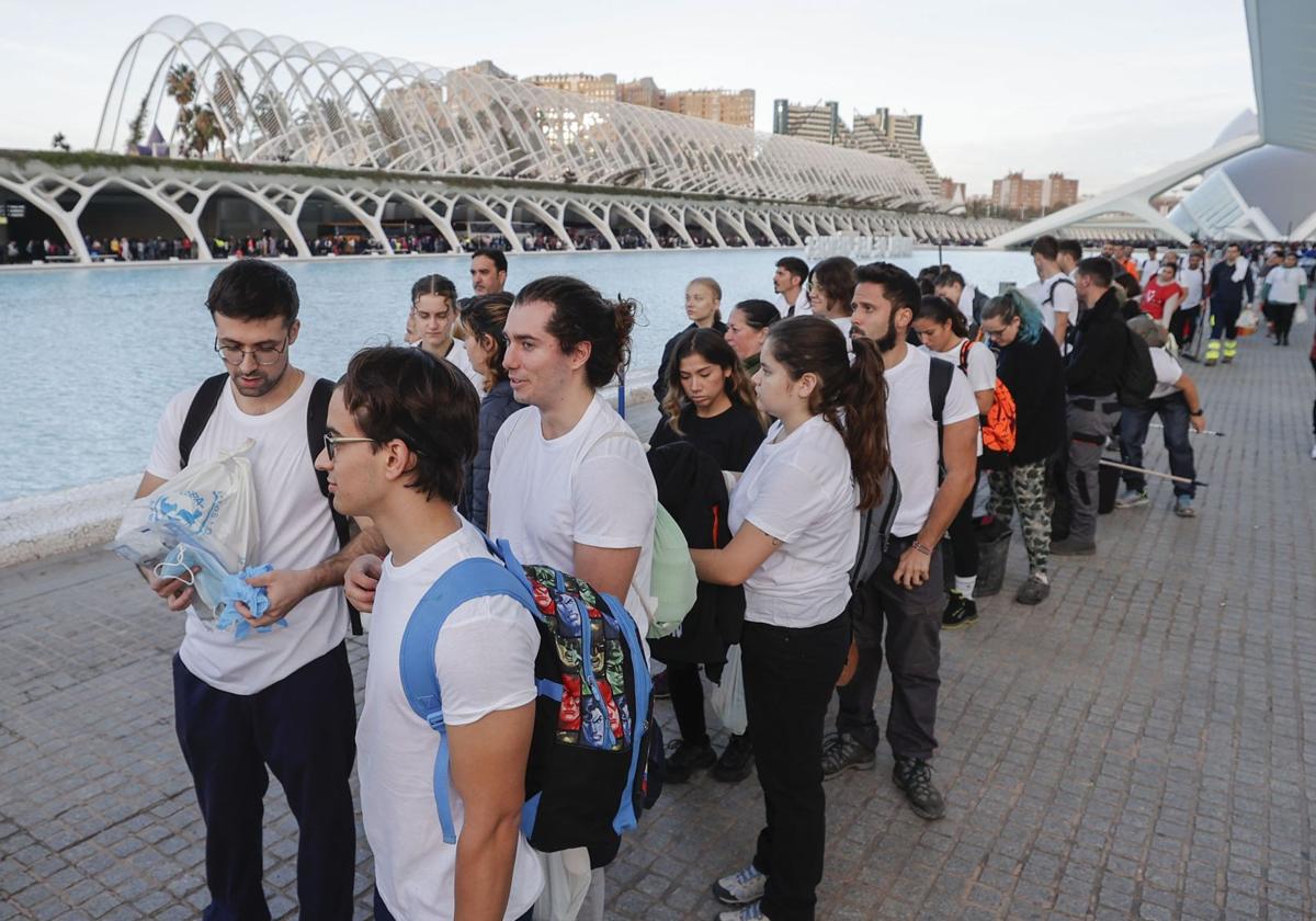 Miles de personas se presentan como voluntarios para ayudar a los damnificados por la DANA.