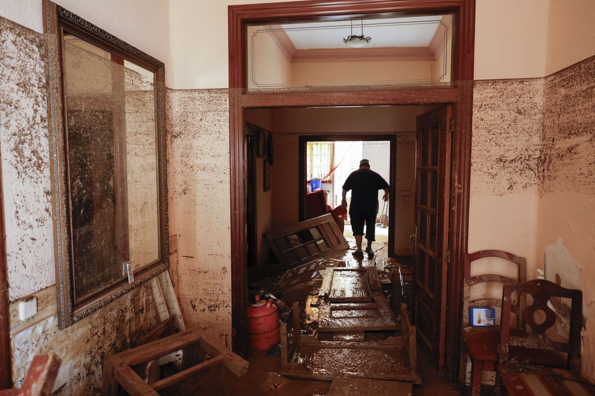 El agua destruye los recuerdos de toda una vida en las casas de miles de familias