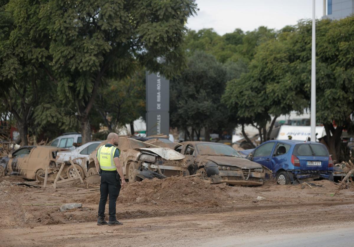 Un efectivo de la Guardia Civil vigila uno de los polígonos de Riba-roja para evitar saqueos.